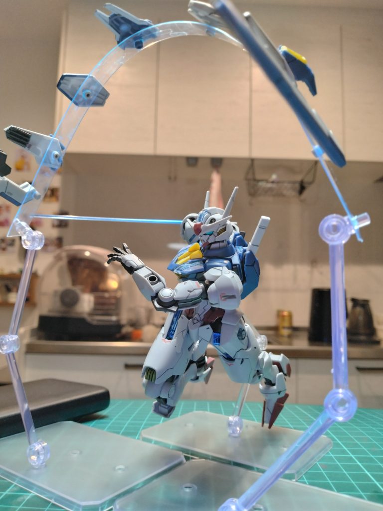 某動画を参考にガンビットが外れた状態でも飾れるようにしましたが・・・蛍光クリアーは本当に透明でUVライトを当てながらじゃないと難しいですね。色映えが良いから薄めるのも難しいです。なんちゃってビットの展開&軌跡です。塗れば一つ、剥がせば二つ・・・ただの塗り直しです。クリアパーツは通常キットの物を持ってきてます。それとこのキットは青のトーンのパーツが好みだったので設定とは違いますが揃えたいなと思いポージングさせてみました(青のクリアパーツは違う色に発光したのでライトの位置を調整しています)。