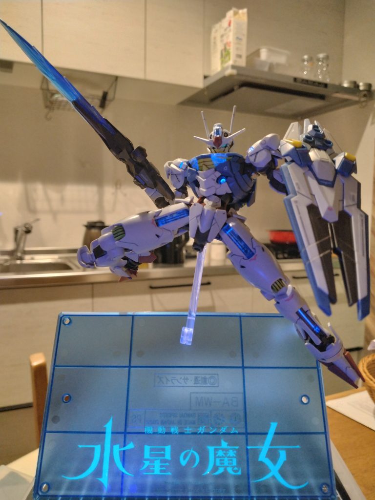 シェルユニットの発光用のシールを貼りましたがぼやけてしまったので非発光用のシールを使用した方がもっとラインがくっきりしたかもしれませんね。見立てとは違って作っていてとてもおもしろかったです。