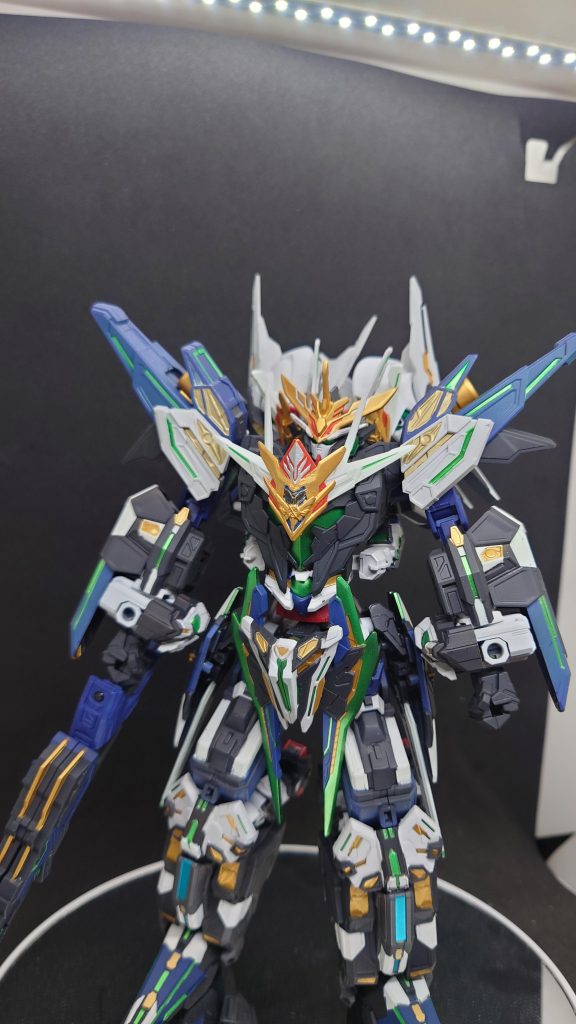 合体時に太腿にSDの脚が露骨に出るのでプラバンで隠しました