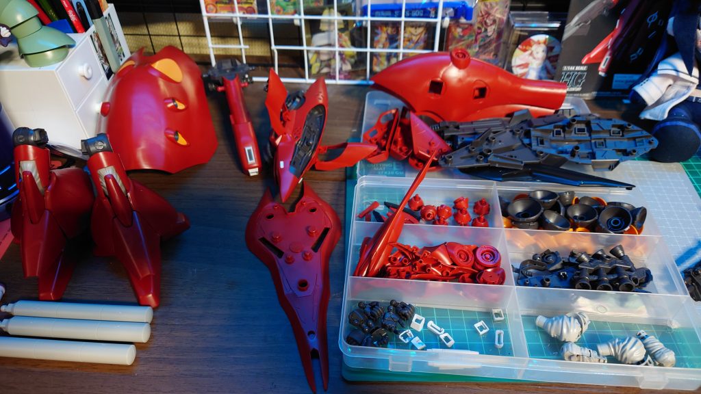 ヒケさん、ヒケさん、ひとつ飛ばしてパーティングラインさんというわけで、塗装準備頑張ろうと思いますみなさんも手に入れれるなら…買ってみてくださいデカイだけじゃない、このキットには感動が詰まっている