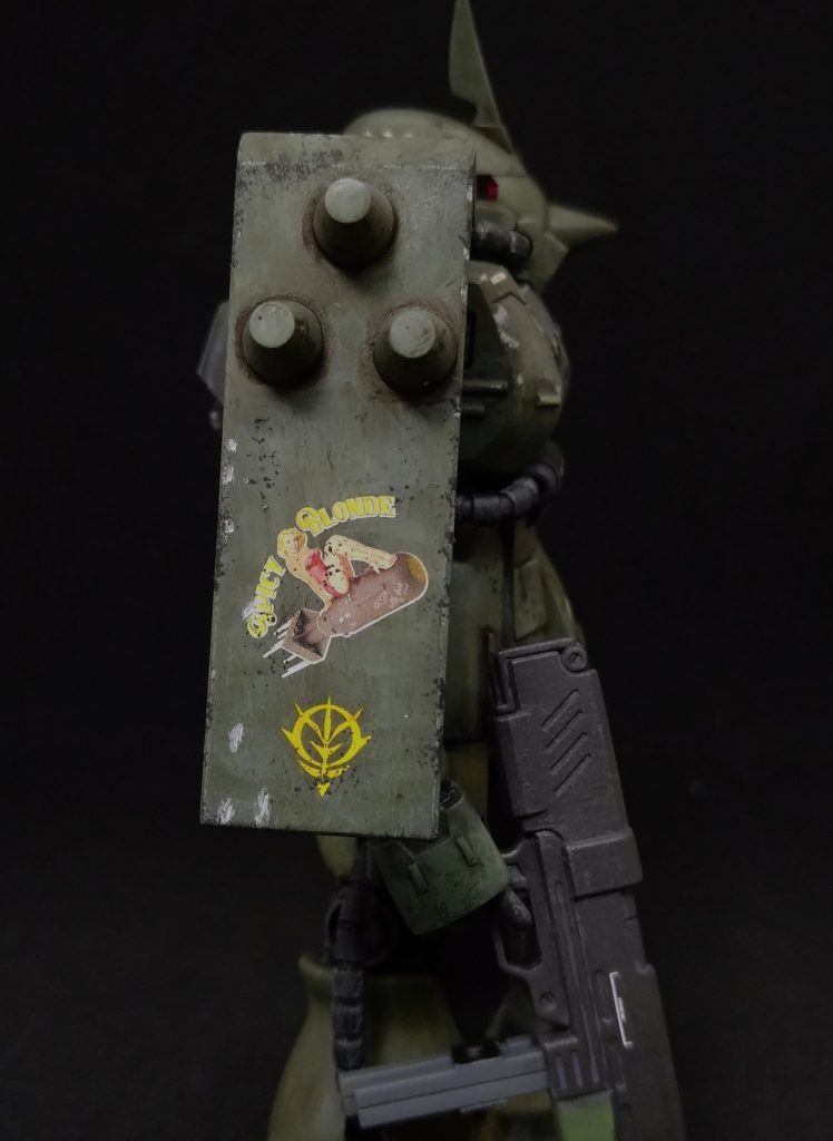 右肩シールドいつも通り、海外製ピンナップガールのデカールを貼付け