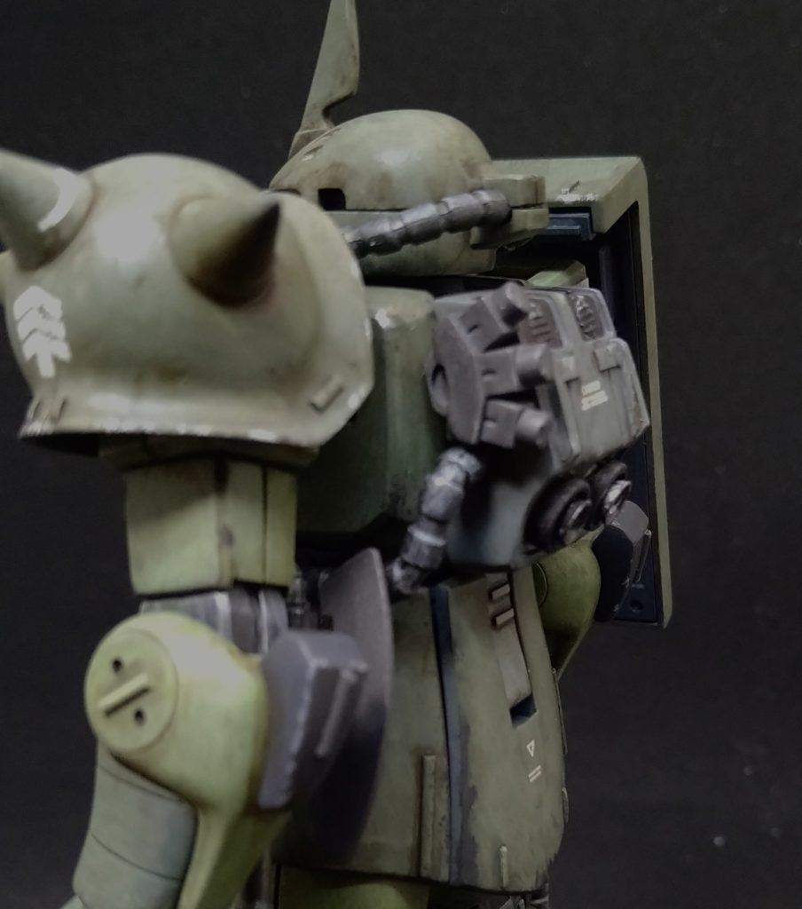 バックパック左側には、市販パーツで