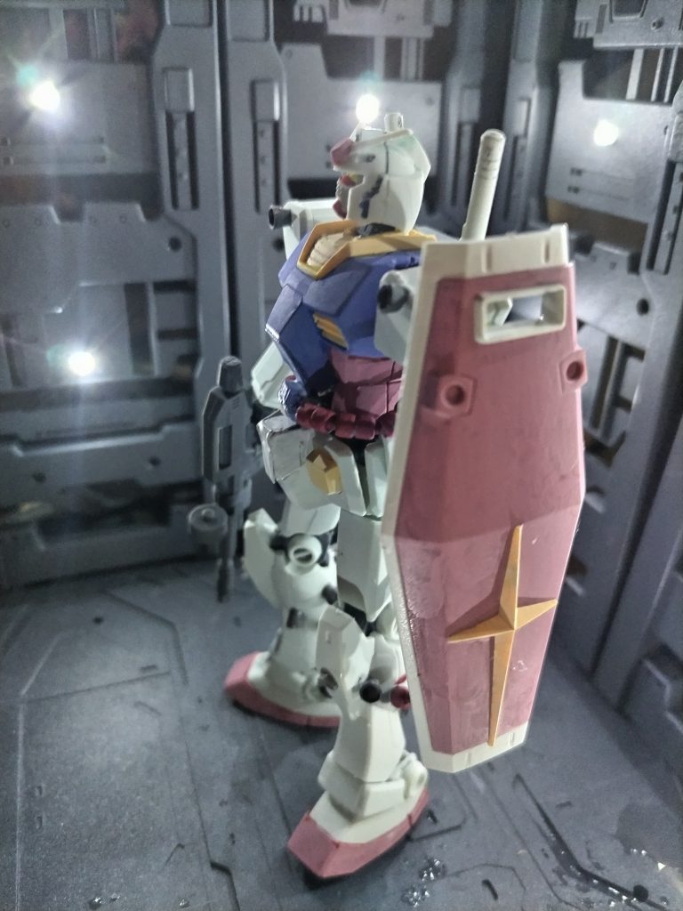 左側面。ルナツーでガンダムのパーツをまとった訳なので、汚しをするのもなんなので、普通に塗っただけで。