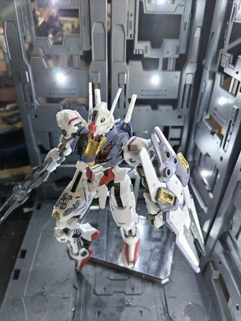 右半身を魔女の呪いっぽくしてみました。左肩と盾には、開き直って「魔女」のマーキングを（スレッタが塗ったのではなく、地球寮の仲間に塗られた）