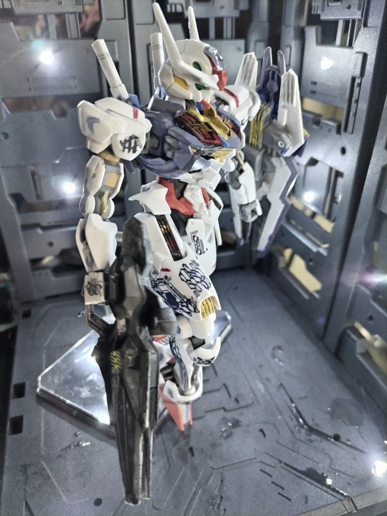 右肩には、シン・セー開発公社のマーキングを頑張って描いてみましたが…