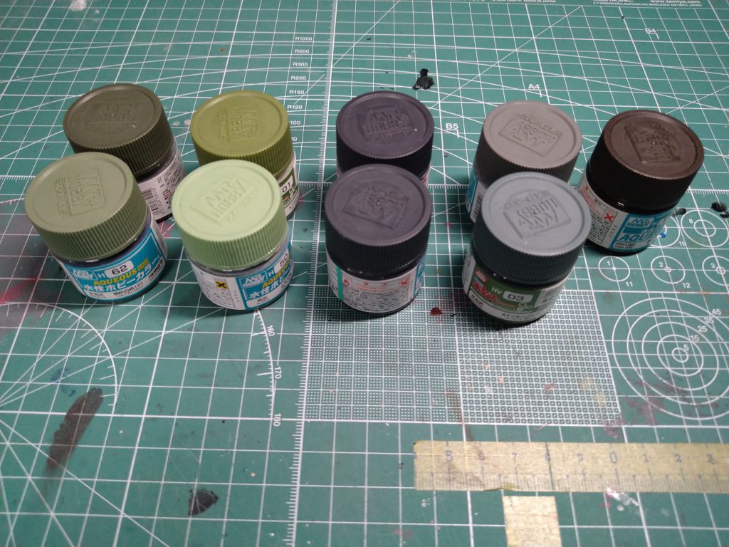 今回使用した水性ホビーカラー機体色の濃い緑は