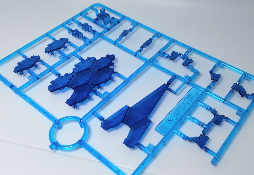 ソーラーパネルを意識してクリアパーツはクリアブルーで色を濃くしました。