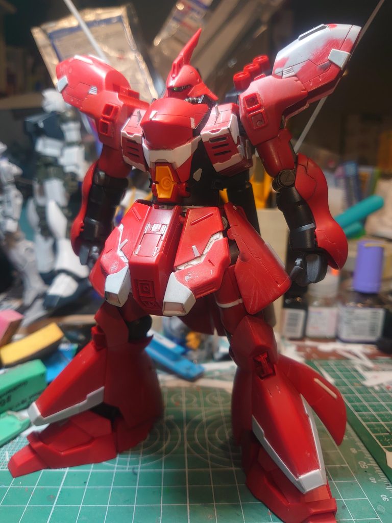 フロントスカート分割延長、それに合わせ腹部と太ももを延長しております。その他スジ彫りとプラバンにてディテール追加をしております。