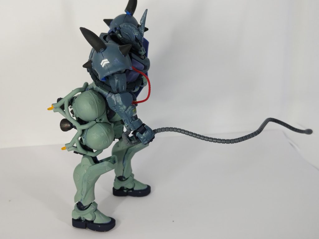 見たまんま、GQuuuuuuXのザクに若干のグフのパーツを使用しました。