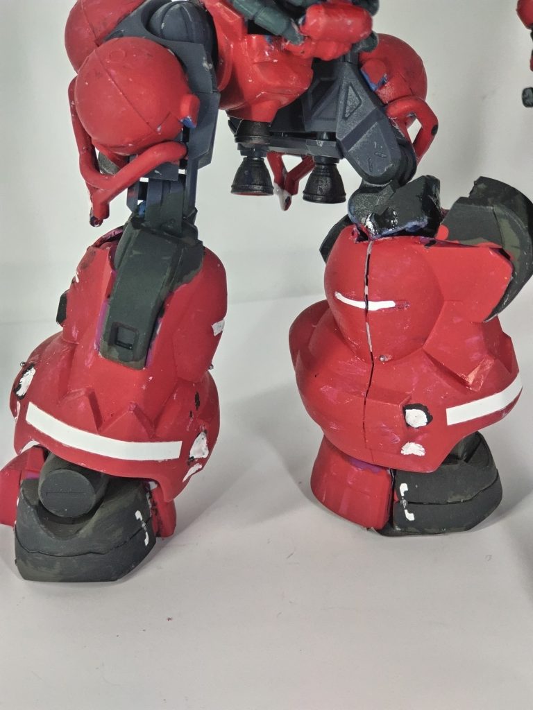 膝下はディランザからの流用ですが、足首から先を組んでから重りのことを思い出したので、すねの中に板重りを入れましたが、それでは足りず、足の裏にあとから板重りを貼り付けてあります。(ディテール台無し)安定して立ってられるようになるまで苦労しました(仮合わせが不十分なまま形にしたため、上半身の重量が重くなったら、立っていられなくなった)脚部の凹みは、「ホバーのエアインテイク」と解釈して、白く塗りました。