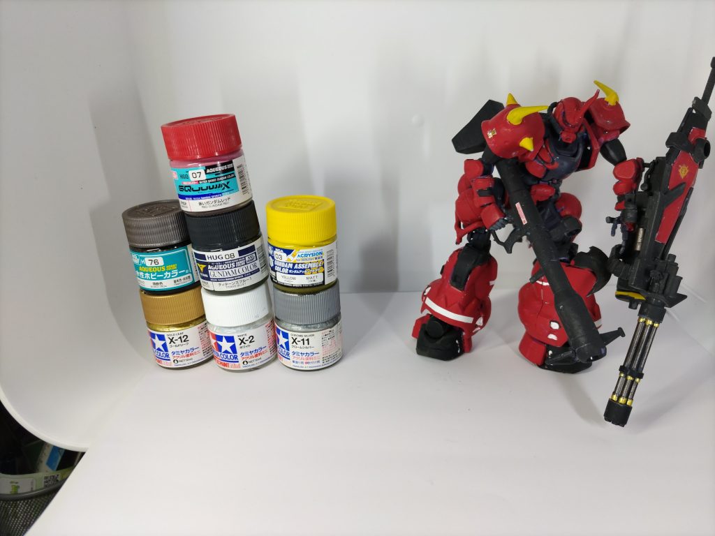 使用した塗料は、・赤いガンダムレッド(クレオス 水性)・ティターンズブルー1(クレオス 水性)・ガンダムアッセンブルカラー・イエロー(クレオス 水性)・焼鉄色(クレオス 水性)・ホワイト(タミヤ アクリル水性)・ゴールドリーフ(タミヤ アクリル水性)・クロームシルバー(タミヤ アクリル水性)です。