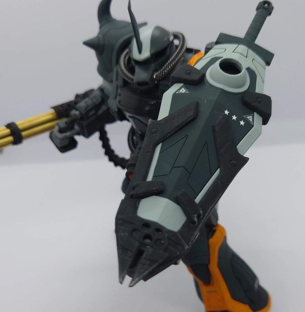 ガトリングを取っ払ったシールドは先端を尖らせて打突武器として使用できるように形状変更なんか汚いのはつや消しスプレーの吹き方失敗したから😢