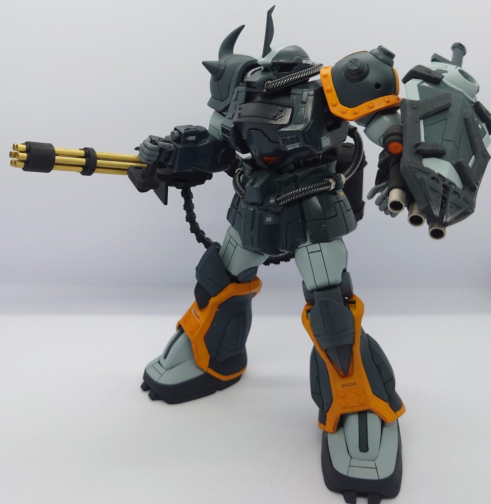 ガトリングシールドの浪漫は分かるが、いかんせん左側に火器が偏りすぎてない?ってコトでガトリングは右手で構えるカタチにしました