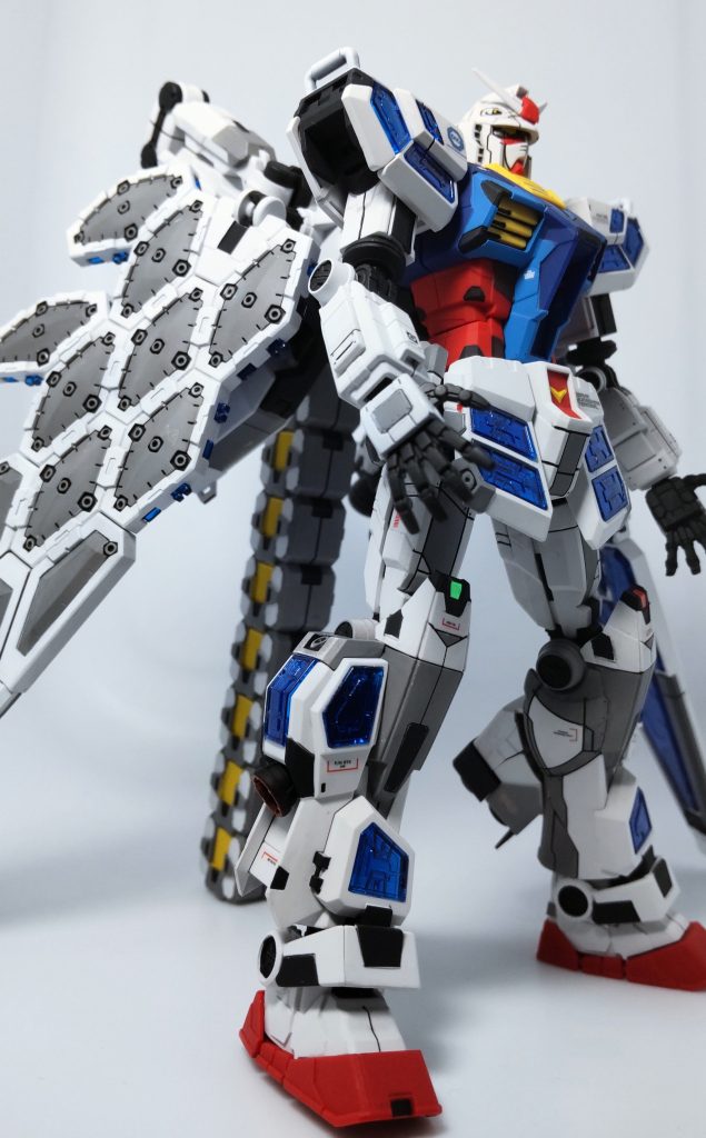 グラスフェザーを広げた状態だと飾り棚を圧迫してしまうので、飾るときは畳む方が現実的です。広げた方がカッコイイですが、、