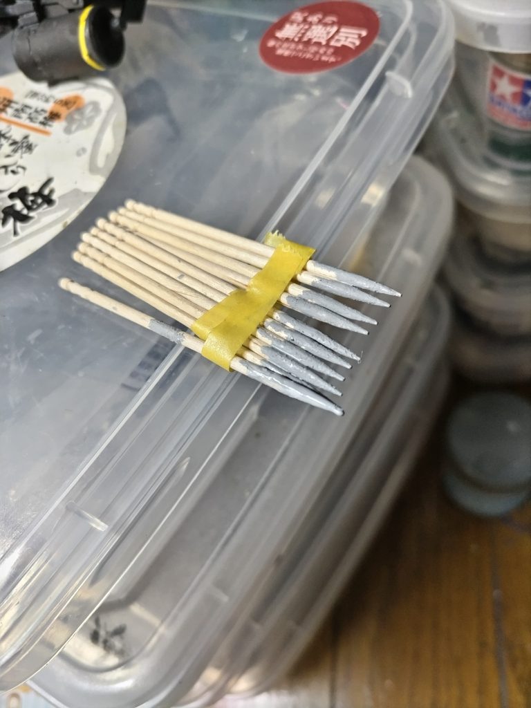 カッコいい作品を見たので、むき出しの弾帯を作ろうと試みる爪楊枝で