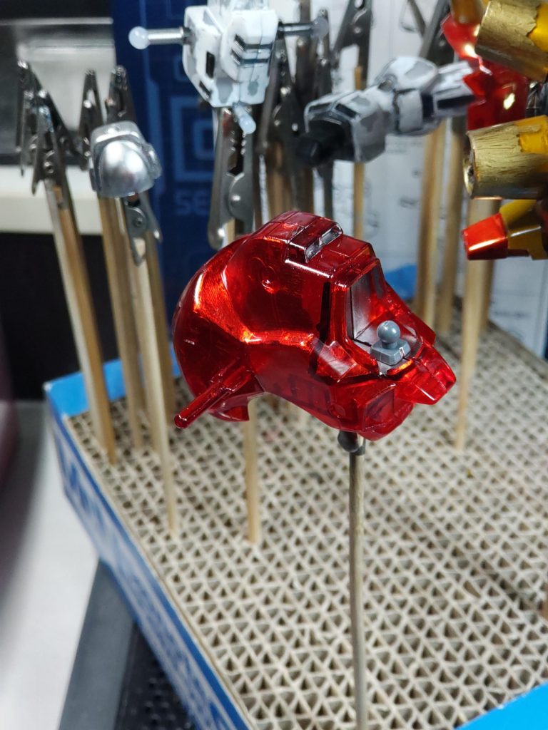 裏に銀を塗っただけの状態この後、プラスチックの線的な跡を塗装で隠しました