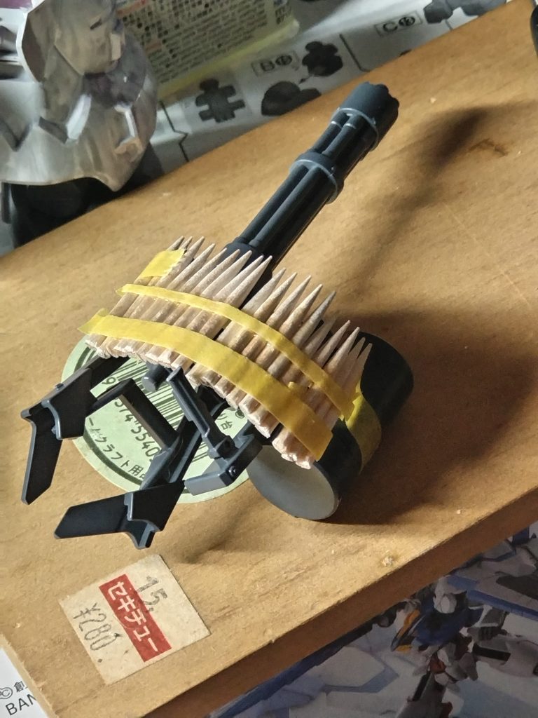 ガトリングシールドの弾帯は、雨乞猫氏の作品を参考に。とはいえ、プラ棒の先を加工できないので、爪楊枝で。(さすがに大きくなりすぎた)