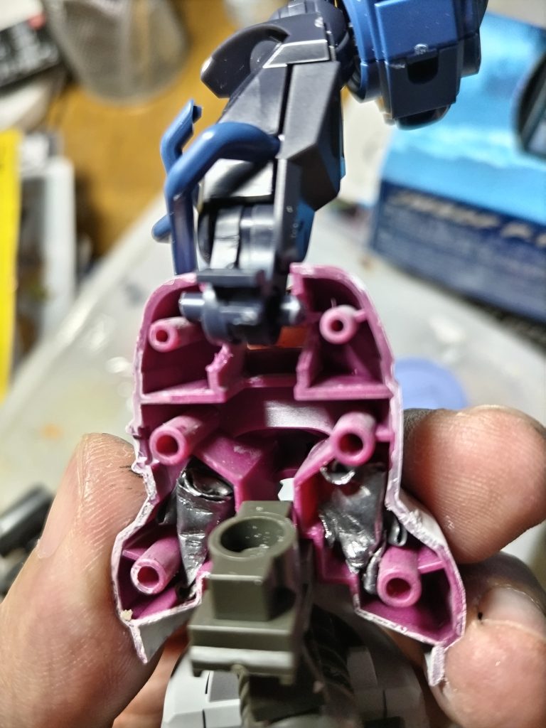 太ももから先、ディランザの膝の軸をカットして、軸のあったあたりを破壊し、軍警ザクの膝にランナーを突っ込んで軸とします