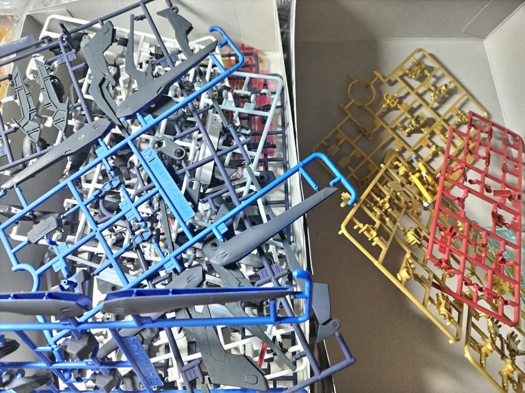 1　ランナー毎、塗装　白⇒モデルカステン　ステルスグレー（2）　青⇒ガンダムアッセンブルカラー　ブラック　グレー⇒ティターンズブルー（1）　赤⇒メタリックレッド⇒クロムシルバー（タミヤ）に変更　黄・金⇒ゴールドリーフ（タミヤ）　紺⇒ネイビーブルー（アクリジョン）2　ランナー毎、つや消しクリアー（ゴールドとメタリックレッド以外）3　組み立て後、タッチアップ（つや消しクリアーも筆塗でタッチアップ）4　カメラアイ：ゴールドリーフ（タミヤ）　 カメラ：パークグリーン（タミヤ）