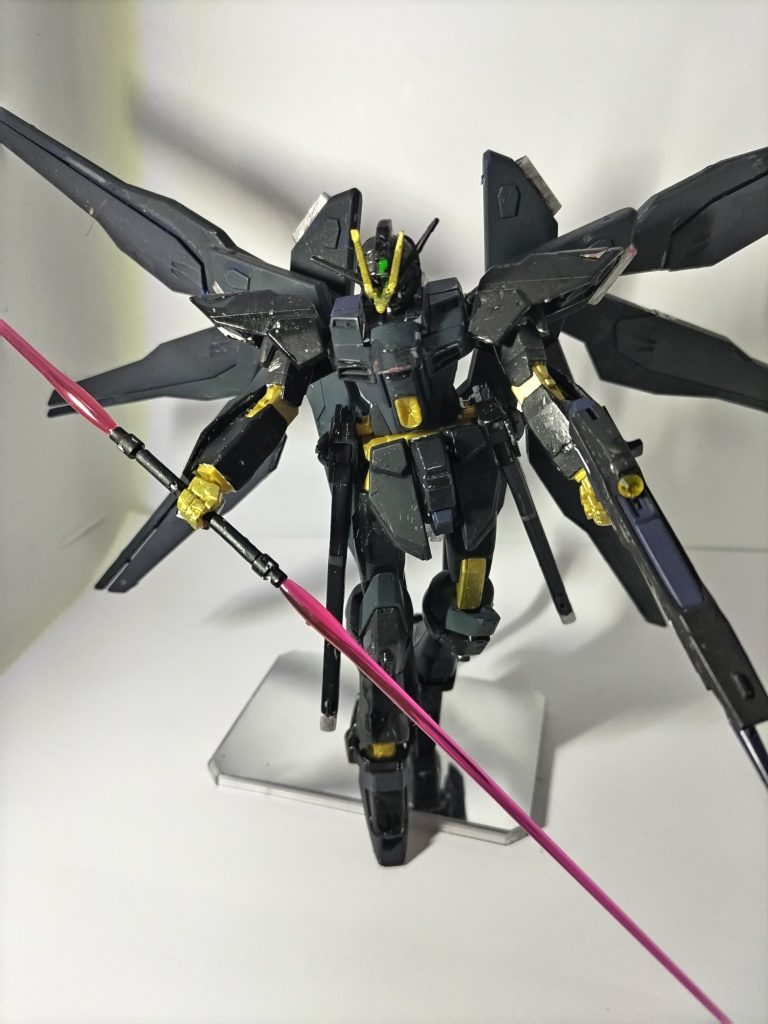 赤い部分は銀色にしたのですが、うるさかったので減らしました。