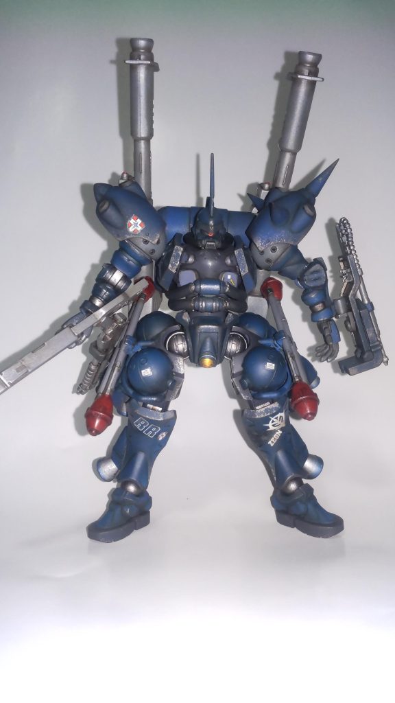 なお、改造は結構簡単です。両肩と前腕部をHGケンプファーから接続部いじって移植バックパックはHGギラ・ドーガほぼそのまま大腿部バーニアはHGケンプファーの大腿部を加工シールドは軍警ザクのを加工頭部はHGケンプファーのツノとヘルメットの前半分を加工して取り付けパイプはスマホの充電ケーブルに置き換えデカールペタペタ塗装は黒サフ→ガンダムブルー→ウェザリングです。