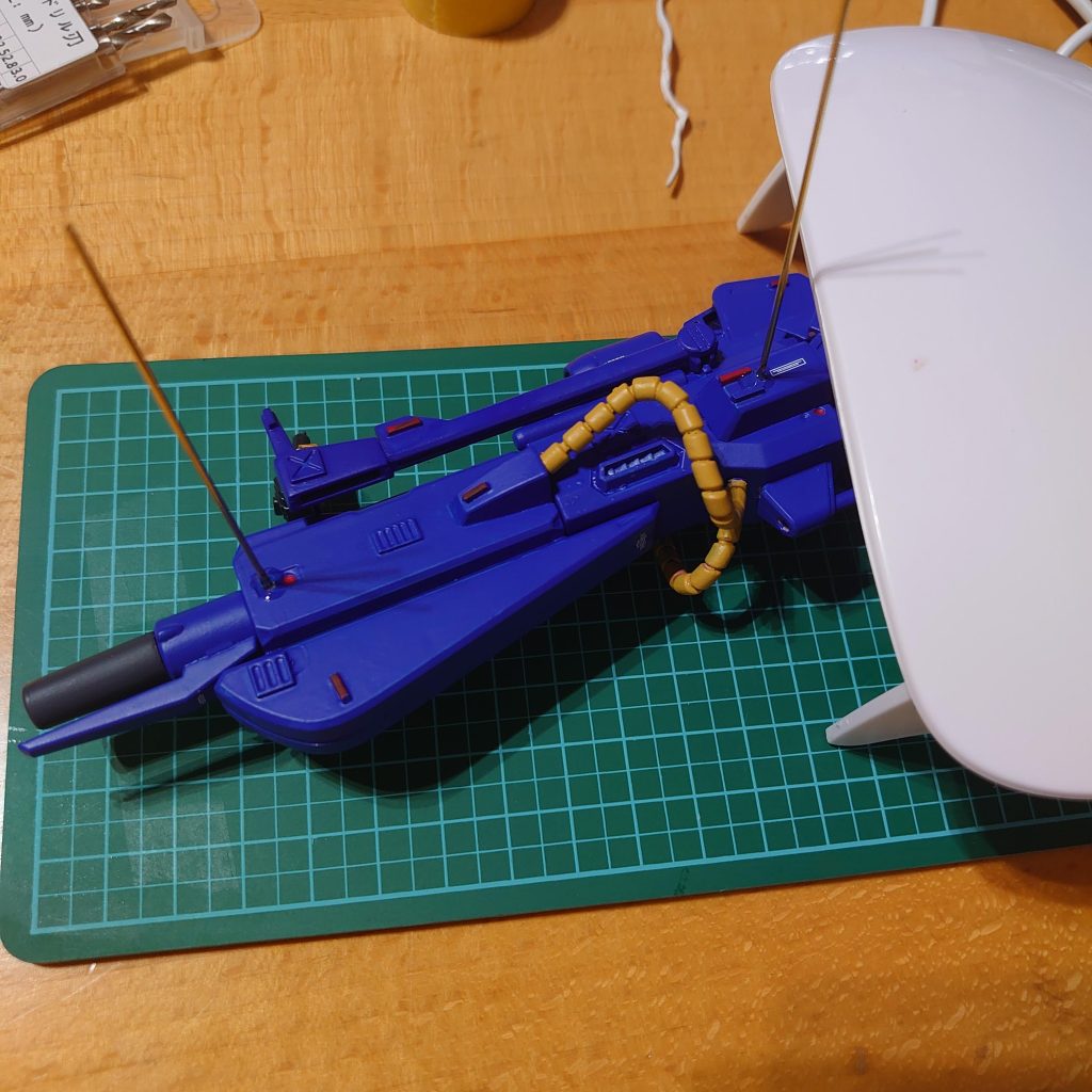 真鍮線をレジンで硬化させています