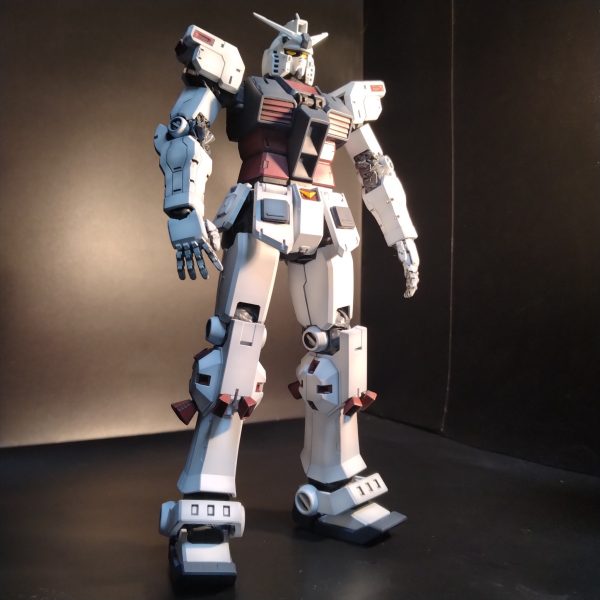 取り敢えず！ガンダム本体が組み上がりました！😄次はボディアーマーの組み立てします！😀（1枚目）