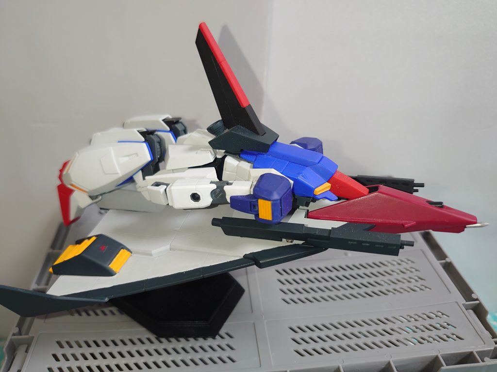ウエーブライダー形態。ベースキット同様、上半身の差し替えですが、各部の接続方法などが変わっているので結構手が入っています。フライングアーマーとはネオジム磁石接続ですが、傾いてもズレない程度の効果ですので、がっちり固定、とかではありません。シールド持ち手の接続と兼用です。