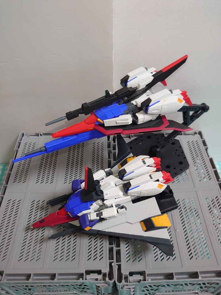 リバイブゼータと。大きさ的にはハーフゼータの方がフライングアーマーの分だけ大きいですが、足が閉じているのとハイメガランチャーの分だけ小さく見えますね。