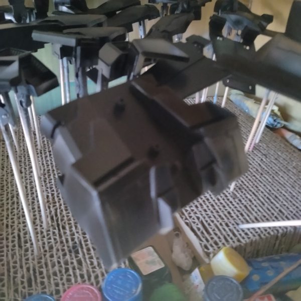 製作が、だいぶ遅れました😅黒塗装は数日前に終わってたのですが、アップしてませんでした！🙏色々悩んだあげくグレーに載せてグラデーションしました！😄ブラックのパーツもホワイト同様に塗り分けが結構ありますので、ある程度塗装進めてから、いっぺんにやろうと思います！😄このブラックパーツは塗り分けもですが！ハイライトも箇所、箇所入れようと思います！😀（1枚目）