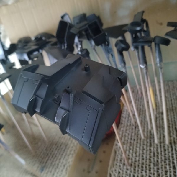 取り敢えず！黒系パーツのグラデーションを仕上げました！😄色々と用事が重なり製作がかなり遅れました！😀用事もですが、黒パーツをどう仕上げるか迷って悩んじゃったのもあったりしますが！😄まぁ取り敢えず！最初に思いついたように突き進んでみます！😄😄（1枚目）