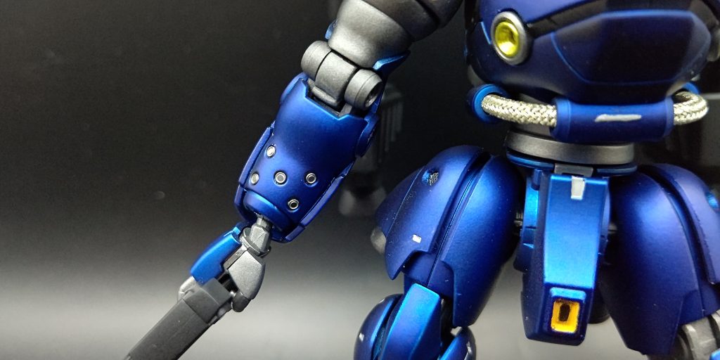 各所にメタルパーツ（この画像だと腕の丸い穴の部分）お腹のパイプはメッシュワイヤーを入れています