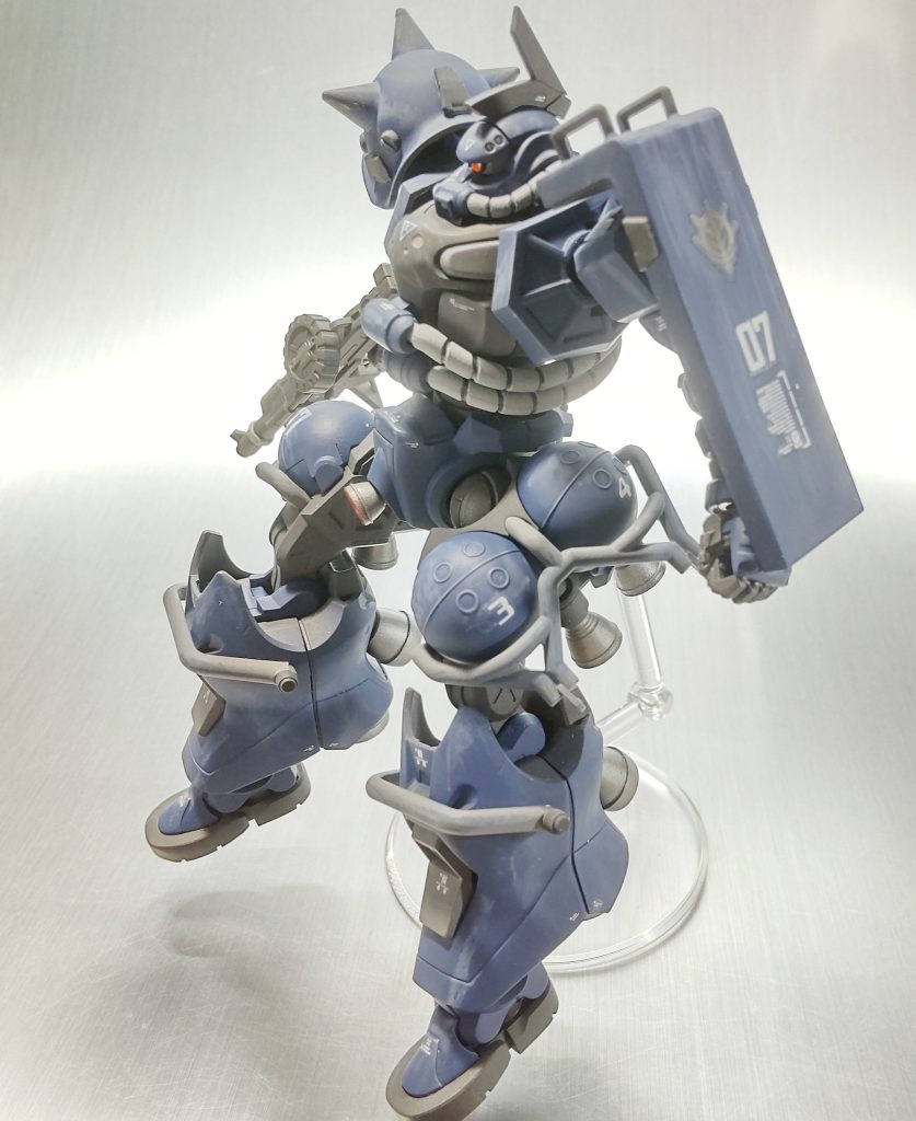 シールドのジオンマークは消そうとして消しきれて無い感じの想定。全体に白で汚して宇宙空間での温度差ヤラレ的な感じを・・・