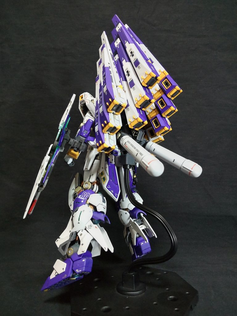 モリスキー症候群発症者には堪らないファンネルの盛り具合になったんじゃないでしょうか😁。前回の反省を踏まえ台座の取り付け軸もプラ板で補強しましたので後ろが重くなっても安定してます😄。