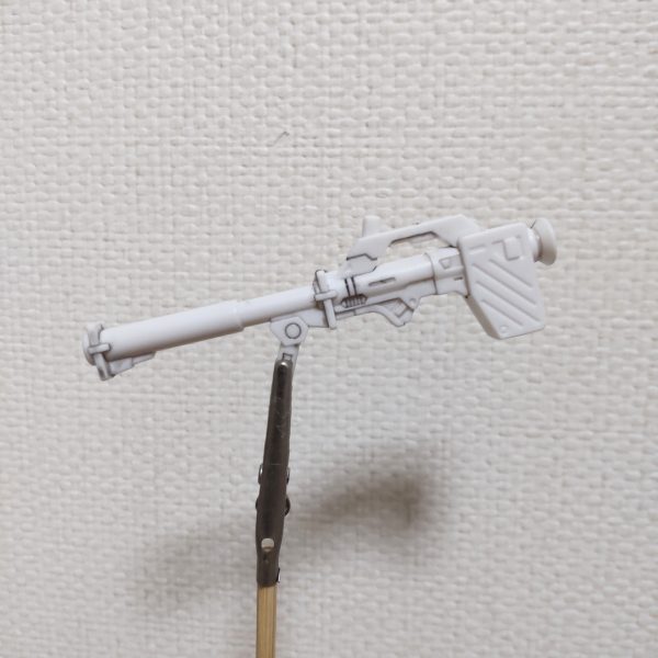 今、巷ではチョコサプが賑わしていますが、私は、食玩のモビリティジョイントのνガンダムを塗っております😅、とりあえず本体、塗り終わりました😄。ディテールもしっかり入っていて食玩とは思えない出来です、良く動きます😁。顔は少し面長な気がしたので、少し頬と顎を削って小顔にしてます。武装は、真っ白ですね、バズーカだけモナカだったのでとりあえず接着、他は塗り始めてます😄。（4枚目）