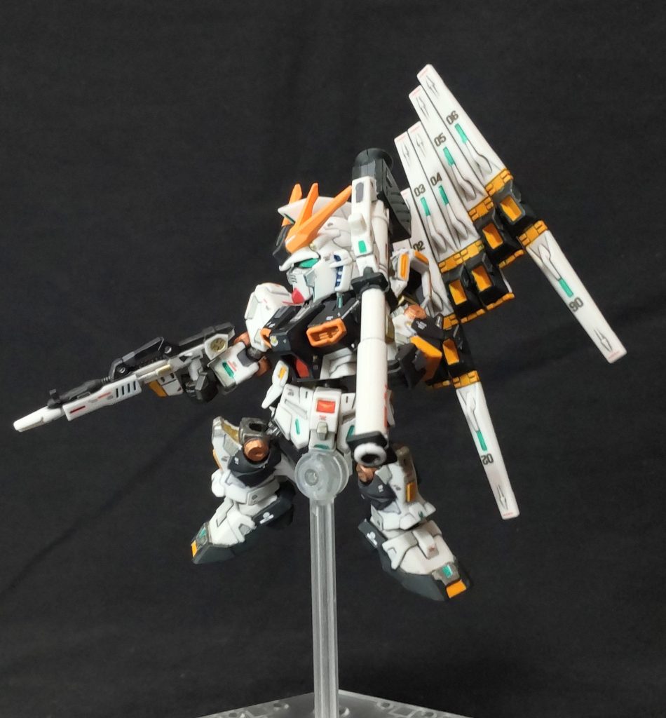 ハイパーバズーカとビームライフルの二丁持ち。横顔もイケメン。平手があればもっと表情をつけられそうです🤔。