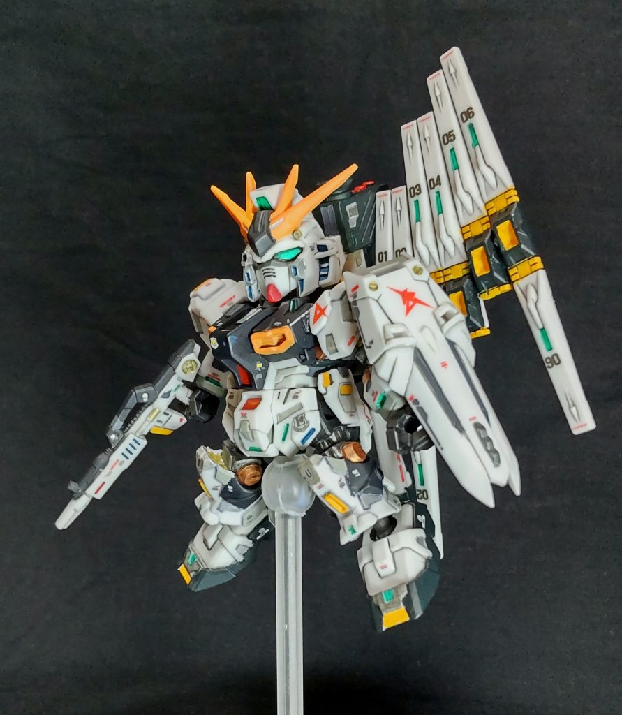 フル装備やっぱ良い😁、νガンダムはカッケーです。フィン・ファンネルは、白1色のワンパーツです。フィン・ファンネルにはナンバーリングのデカールも貼りました😄。