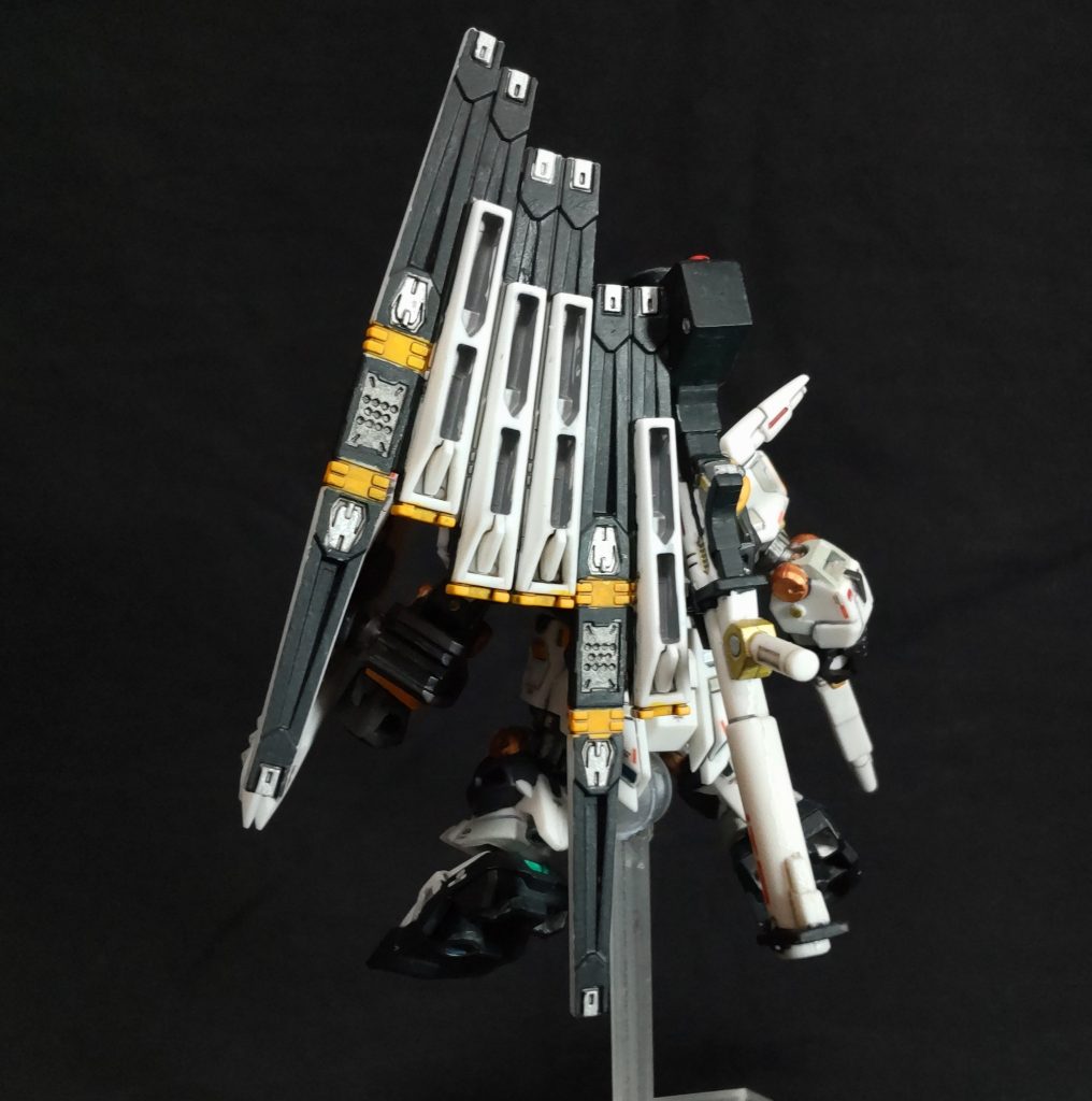 背面フィン・ファンネル裏面も塗り分け、フィン・ファンネルには肉抜き穴があります、この辺りは仕方ないですね。埋めずに塗って誤魔化す😅。