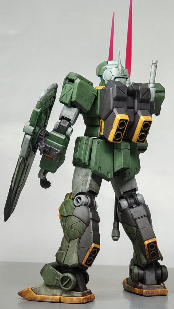 前腕部分にある合わせ目の段差は消えたのですが、白く線は残ってしまいました。無塗装には合わせ目消しはあわないのかな🤔墨入れを兼ねてウェザリングをしました。陸戦型ということで足元を中心に汚しを強くしています。後ろ姿、カッコイイですね。