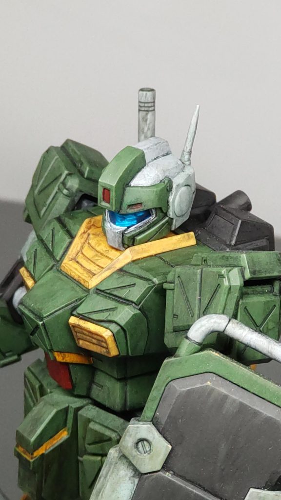 ボディー上部(肩)の合わせ目は段落ちモールドっぽく処理。筆塗りは、「スピアのロッド、コクピットハッチ、シールド上部のバー、ヘルメット前部、ヘルメットガードの赤い部分、メインカメラの内部、マスク部分、一部オレンジ部分」です。成形色に寄せての調色ができれば良いのですが、難しそうかなと思い、手持ち塗料のなかで一番近い色で、それぞれ塗ってます。外部装甲が強化版で凸凹しているので、パーツの面を処理するのが難しかったです。