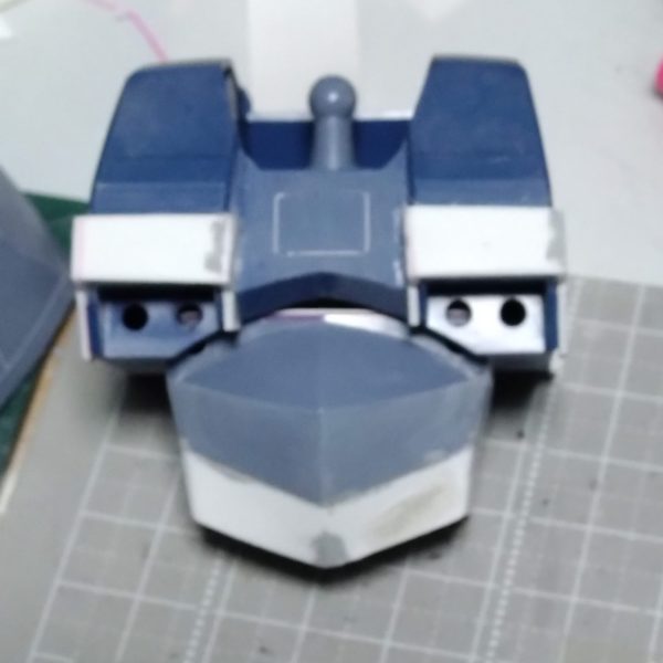 進み具合が遅いですが少しずつやってます。銅の接続部分がしっくりこなかったのでプラ板で延長しました。スカート部分にはスジボリしてみました。スカートを分割するかは未だに悩んでます。前回ゾックでやった時も可動と接続のバランスが難しかったので…。やった方がカッコ良いかもですが。膝部分はドムのパーツを上下で入替えしようかなぁ？なんて考えてましたが胸の四角いバーニアが余分にあったので合わせてみると良さそうだったので両膝に着けました。  （1枚目）