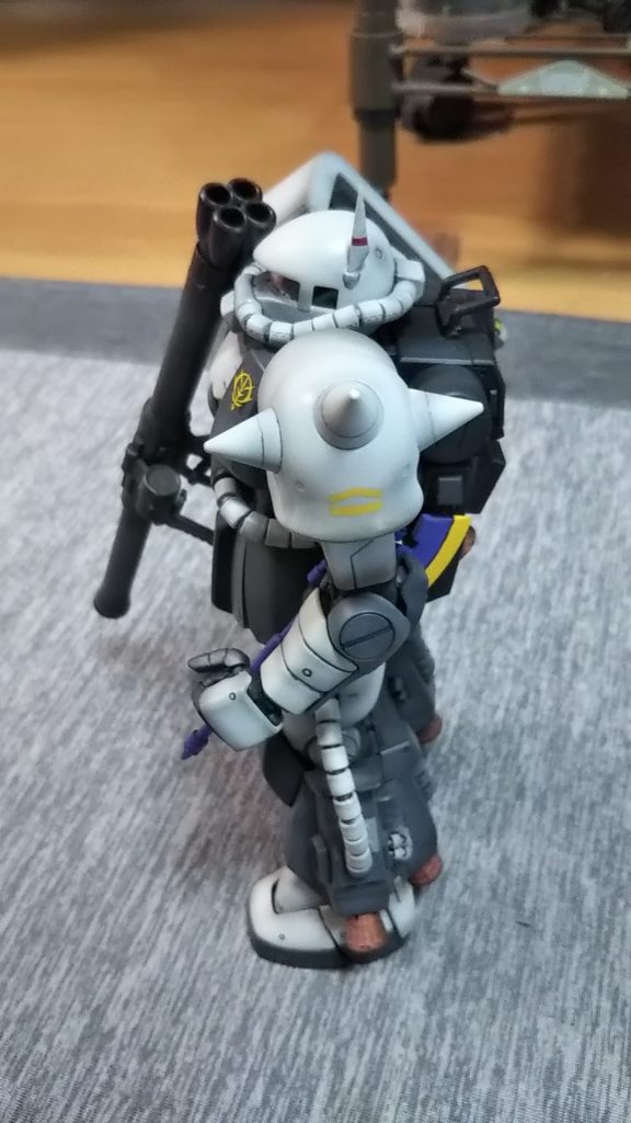 ツノの位置が独特の機体です、読本の方紙をもとに常パーツを削りだしました💦