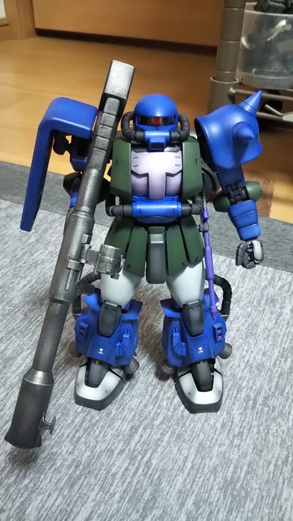 細部のカラリングはMSV-Rのイラストを参照しましたメイン青:キャラクターブルーハイライトにライトブルー緑:暗緑色ハイライトに濃緑色胸:MSパープルハイライトにピンクパープル太ももとか足:ライトグレー膝とあふんどし:なぜかタイヤブラックハイライトに軍艦色バックパック:ガンメタルインナーは軽ーくファントムグレー(ABS素材のラッカー塗装後経年劣化はひどい💦)原色をエアブラシしてわずかに薄い色をハイライトに、主にスモークグレーをシャドーに吹いております。墨入れはガンダムマーカーのグレー最後デカール貼ってつや消しスプレーで仕上げてまする本日はやたら書きまする。