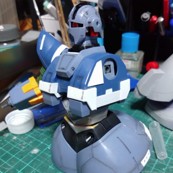少しずつですがスジボリ、プラ板等のディティールを追加しています。まだまだやりますがジオングの面ってディティールいれるの難しいなぁ。 （1枚目）