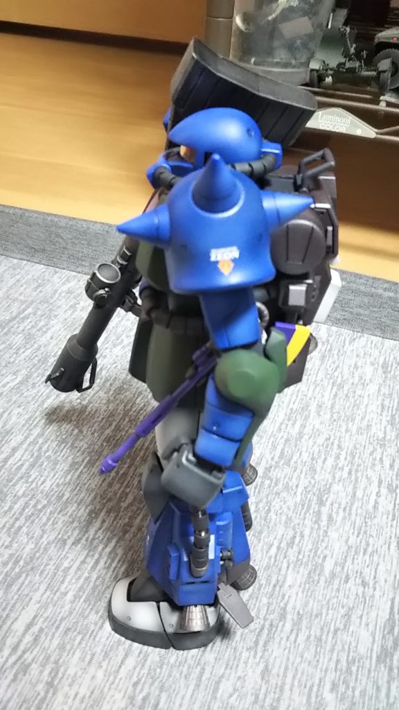 左側面そういえば、後に乗るゲルググより色数多いですね、白とか紫とか💦