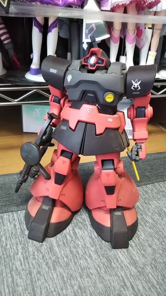 再塗装前（ベタ塗り埃まみれ）昔のシャアピンクは赤いですね