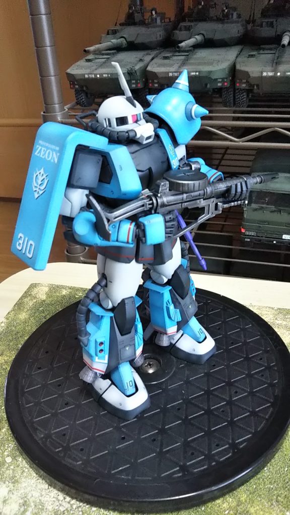 右前、ザクセマシンガン装備 メダルブラックを塗って焼鉄色でハイライト💦銃(砲)口は黒吹いて💦シルバーをドライブラシしたもの💦実銃っぽくしたかったです💦