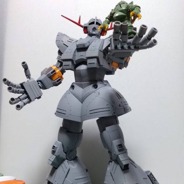 制作中のジオングでしたが、今迄のディティールがどのくらいなのか全体のバランスを知りたくて午後の天気を利用してサフ吹いて一度組んでみました。今迄マニピュレータ制作は隠してましたがゾックの写真撮りたくて我慢出来ずに公開しちゃいます。ジオングの圧倒的迫力を表したくマニピュレーターを大型化。と言ってももう少し小さく制作したかったのですが指に可動を入れたいと考えましたが使用したいサイズの球体ジョイントは値段が高い！ボールジョイントも高い！全関節数となぬと…無理だと判断して、うーむ以前少し使ったことがある100均のプチブロックのボールジョイントを買いに行った…のですがボールジョイントの入ったやつが無い。違う街に住んでる息子に連絡して、もし100均行った時プチブロックのボールジョイント付きの売ってたら買っておいてと連絡。まとめ買いしたものを受け取りこのような物が出来上がりました。うーむ仮組み見ると足のディティール少し少ないかもなぁ。🤔皆さんに質問なのですが、やはりパーフェクトジオングといえば巨大なソードなのでしょうか？指先にビームあるのになぁって考えてしまいます。多分制作すると思いますけど。 （1枚目）