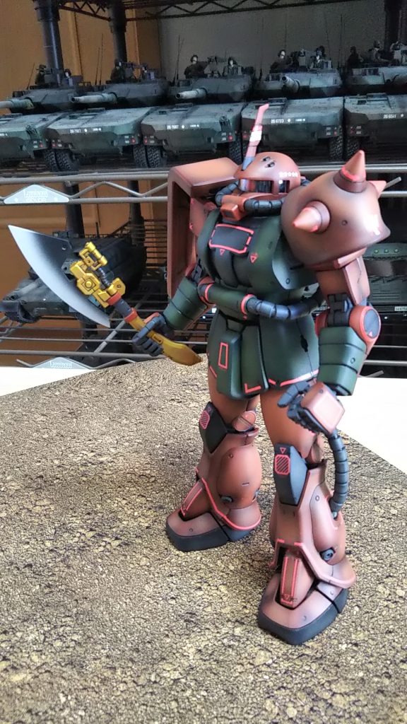 斜め前、専用の手斧装備です