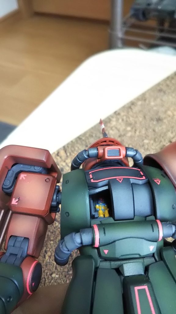 このキットにはガルマ・ザビ大佐がついています💦(本編でノーマルスーツ着ていたがは謎です)ググってそれらしく塗装💦